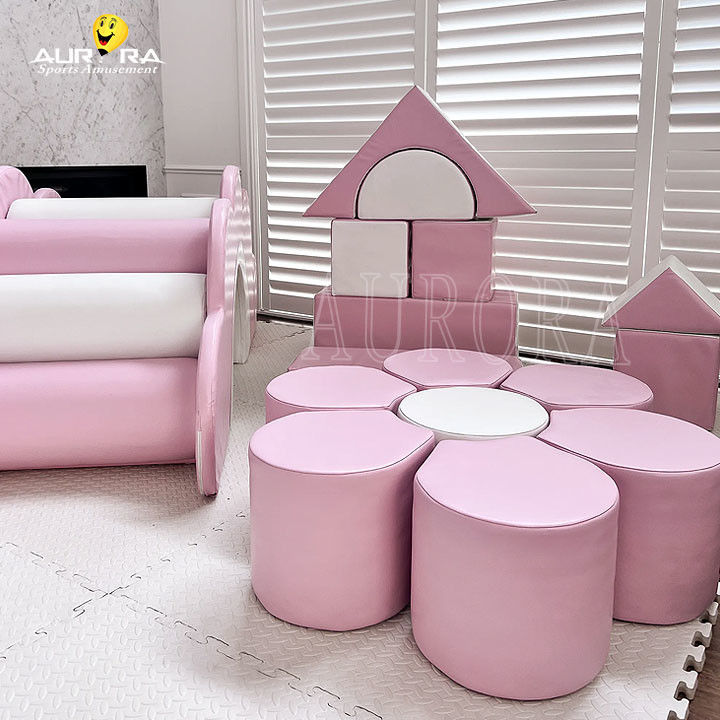 Pastel Pembe Beyaz Çocuk Yumuşak Oyun Ekipmanı Zehirli Olmayan Kapalı Yumuşak Oyun Çıkışçıları