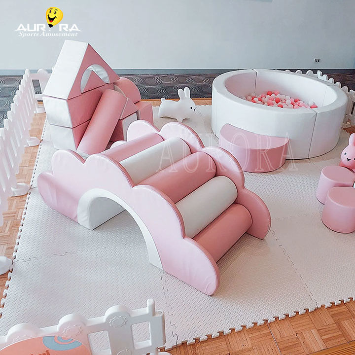 Pastel Pembe Beyaz Çocuk Yumuşak Oyun Ekipmanı Zehirli Olmayan Kapalı Yumuşak Oyun Çıkışçıları