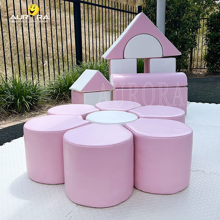 Pastel Pembe Beyaz Çocuk Yumuşak Oyun Ekipmanı Zehirli Olmayan Kapalı Yumuşak Oyun Çıkışçıları