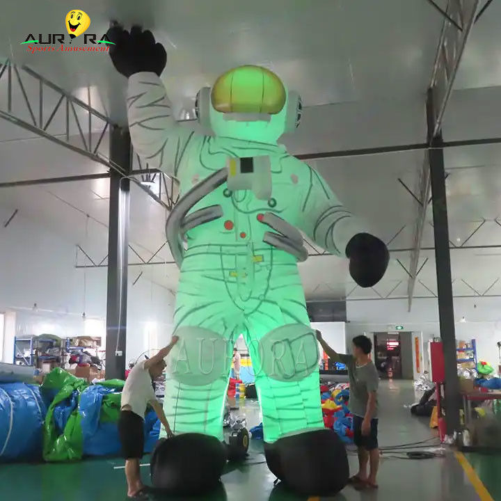 20 metre yüksekliğindeki dev şişme astronot sahnesi reklam hava şişme cihazları