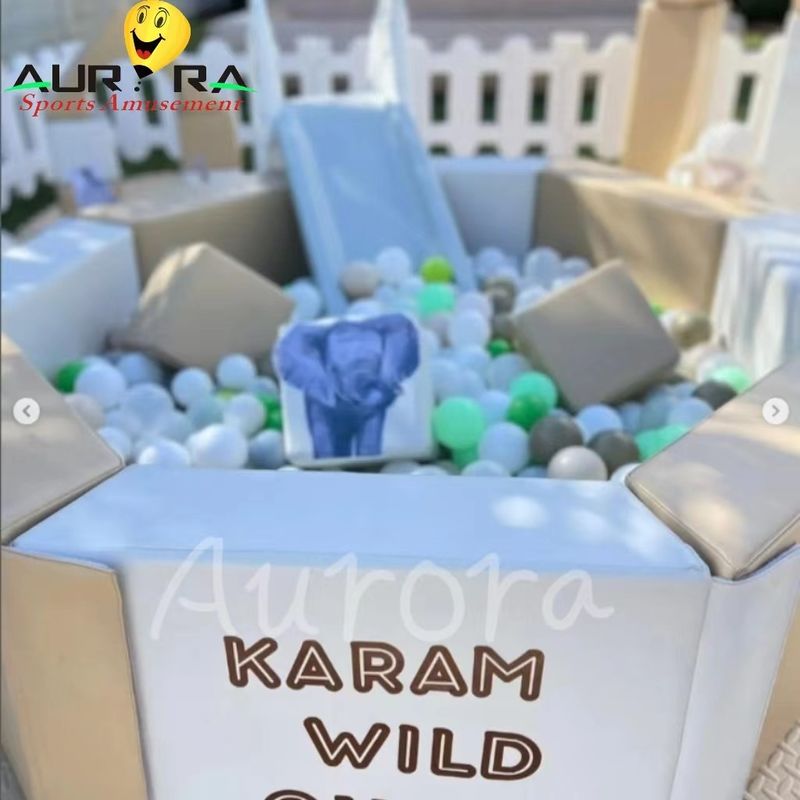 Tan ve Beyaz PVC PU şişme yumuşak oyun ekipmanları oyun alanı özelleştirilmiş renk
