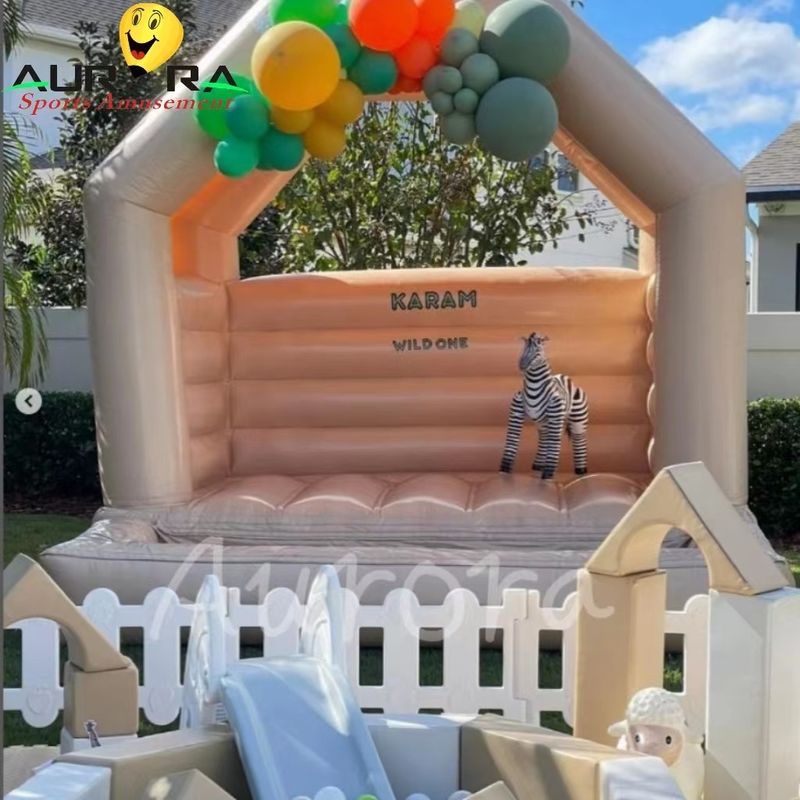 Tan ve Beyaz PVC PU şişme yumuşak oyun ekipmanları oyun alanı özelleştirilmiş renk