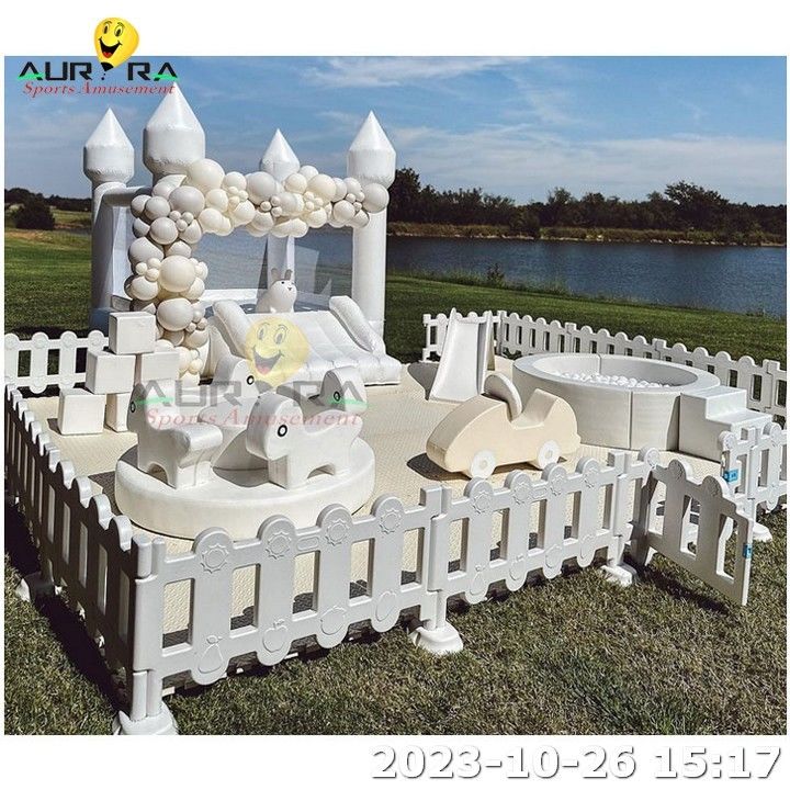 Non Fade Çocuklar Kapalı Oyun Alanı Ekipmanı Beyaz Atlama Evi Merry Go Round Yumuşak Oyun