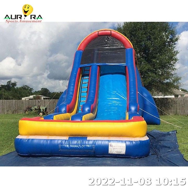 Havuz atlamaları için dışarıdaki sıçrayışlı şişme su kaydırmaları