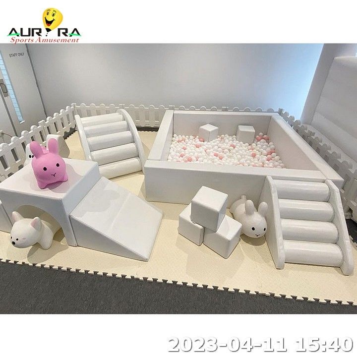 Beyaz ve özelleştirilmiş yumuşak oyun setleri iç mekan dış parti oyun alanı kiralama