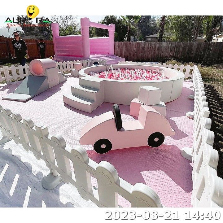 Pembe Beyaz Yumuşak Oyun Ekipmanı Çocuklar için Atlama Evi Çitle Top Çukuru